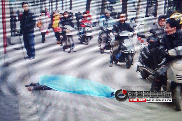 2月4日早上8時(shí)30分許，長沙人民中路255號一棟住宅樓露天樓梯6樓頂部，一名三十多歲的中年男子跳下