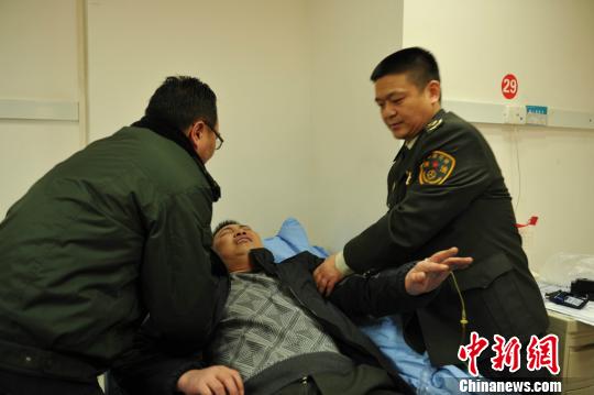 被“黑車”頂跑近5公里的執(zhí)法隊(duì)員周應(yīng)鑄被送至醫(yī)院急救?！￠Z成全　攝