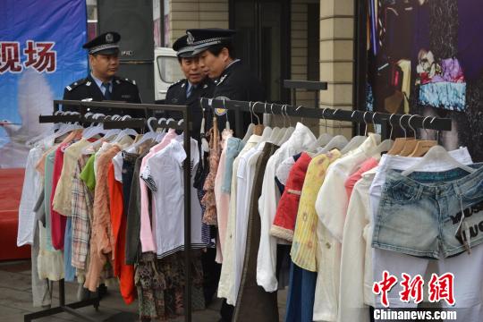 警方展示的部分被盜服裝。　宋立超　攝