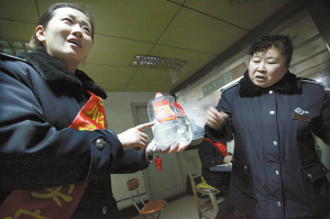 　車站人員在講述當(dāng)時(shí)情況，一桶5斤的白酒已被喝掉大半記者周杰攝