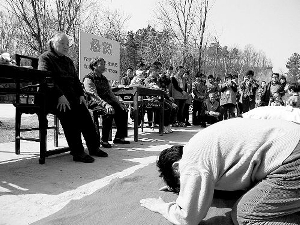 風(fēng)景區(qū)立“懸賞牌”:給父母磕頭全家免門票 風(fēng)景區(qū)立“懸賞牌”:給父母磕頭全家免門票