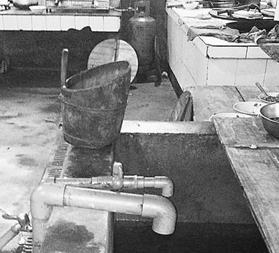 在鎮(zhèn)機(jī)關(guān)食堂，洗菜煮飯都用自來(lái)水。