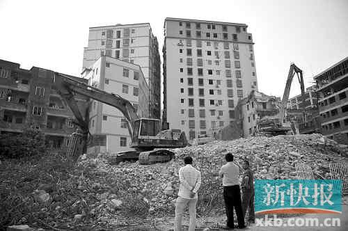 在無數(shù)次專項行動和強拆風暴的背后，是衍生出的各色潛規(guī)則。