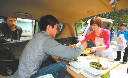 四川宜賓:大學(xué)生情侶開越野賣涼面引熱議 四川宜賓:大學(xué)生情侶開越野賣涼面引熱議