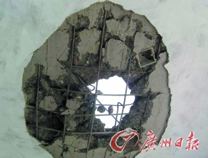 被雷電擊穿的民房。