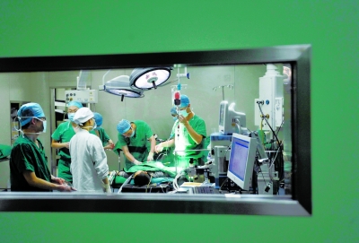 昨晚，醫(yī)生為小進(jìn)進(jìn)做截肢手術(shù)。