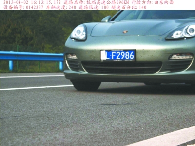 　保時捷飆車被拍瞬間。湖北省高警總隊供圖