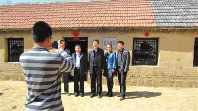 莫言舊居遭游客摳墻挖磚 撒在家中稱可占文氣 莫言舊居遭游客摳墻挖磚 撒在家中稱可占文氣