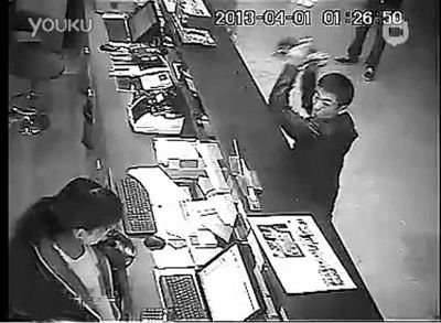 另一同行男子，操起柜臺上的擺件，用力砸向女服務(wù)員面部。