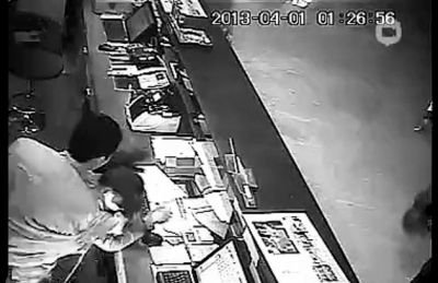 第三名白衣男子沖進柜臺內(nèi)對女服務(wù)員一頓拳打腳踢。