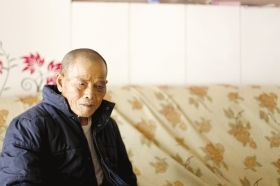 4月15日，劉爹爹的一只眼睛上有明顯的淤青。