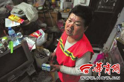 保潔員下跪磕頭阻止散發(fā)小廣告 對(duì)方無動(dòng)于衷 保潔員下跪磕頭阻止散發(fā)小廣告 對(duì)方無動(dòng)于衷