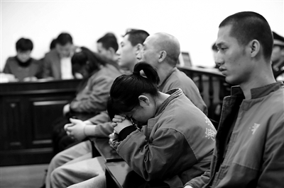 昨日，因涉嫌誘騙男網(wǎng)友進(jìn)行高額消費(fèi)，海淀區(qū)一咖啡廳負(fù)責(zé)人及“吧女”等14人受審。新京報記者 王貴彬 攝