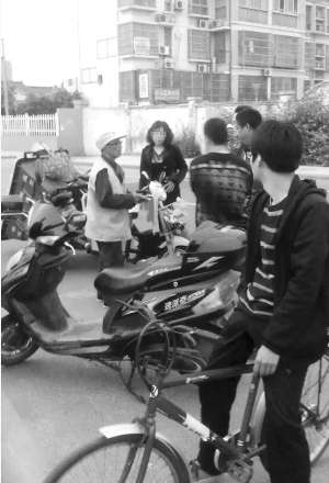 穿環(huán)衛(wèi)工作服的是顧大爺,旁邊的女子是車主 穿環(huán)衛(wèi)工作服的是顧大爺,旁邊的女子是車主