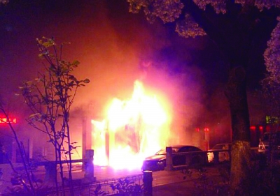 現(xiàn)場火勢很大。網(wǎng)友供圖（請聯(lián)系本報領(lǐng)取稿酬）