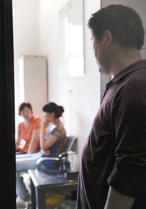 妻子在房內勸說女兒時，楊師傅守在門外