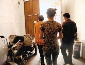 在眾人的勸說下，娟娟跟著爸媽走出了傳銷窩點