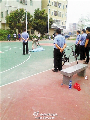 事發(fā)后，警方趕往現(xiàn)場(chǎng)進(jìn)行處理。圖片來(lái)源于微博