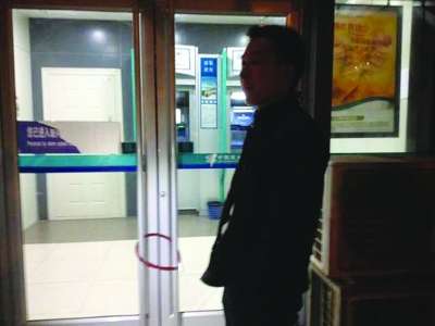 夏先生拿防盜鎖鎖了銀行門。