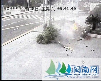 這輛轎車翻車后一度起火 這輛轎車翻車后一度起火