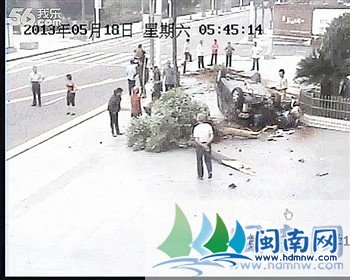 一名裸身男子從車內(nèi)鉆出 一名裸身男子從車內(nèi)鉆出