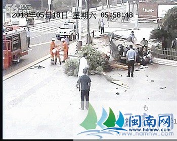 消防隊(duì)員趕來(lái)救援(均為視頻截圖) 消防隊(duì)員趕來(lái)救援(均為視頻截圖)