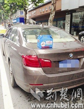 武漢一餐館免費(fèi)為顧客開寶馬送外賣大蝦(圖) 武漢一餐館免費(fèi)為顧客開寶馬送外賣大蝦(圖)