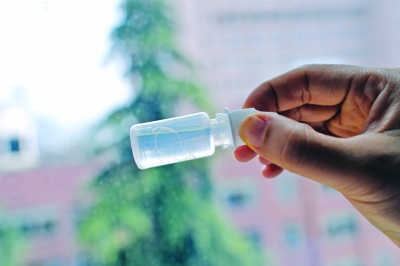 眼睛總發(fā)癢，1歲女童眼中挑出9條活蟲