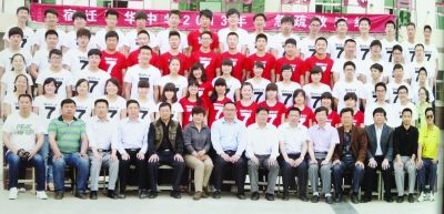 大家來找找，兩幅圖中有13人完全一致，你能找出來嗎？