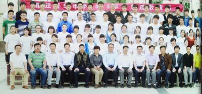 個不同班級的畢業(yè)照，前排除了最左邊一位老師外，完全一致。