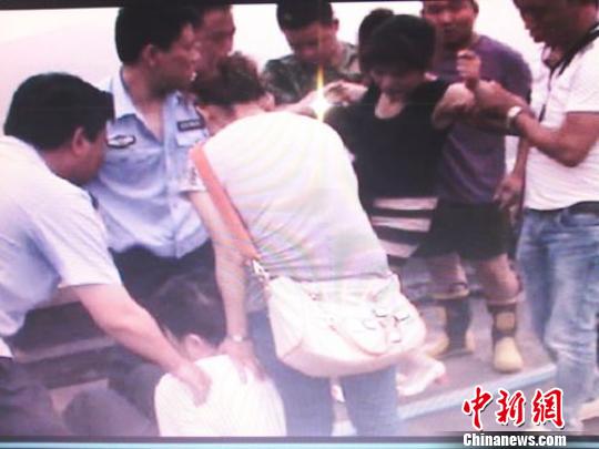 宗德宇緩緩靠近跳樓女子?！O程　攝