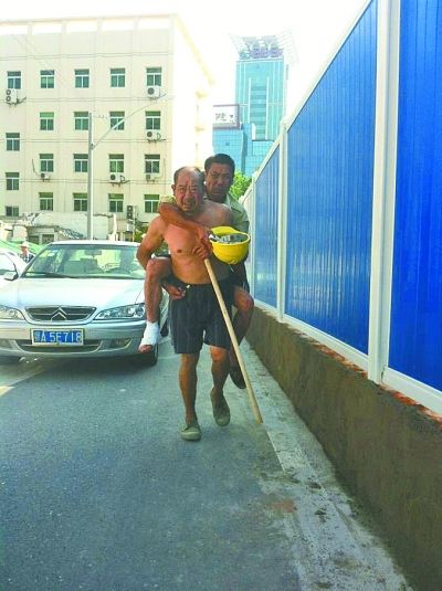 “謝謝，我們身上灰多，怕把車弄臟了”