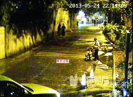 監(jiān)控視頻中（紅圈處），男子尾隨女學(xué)生試圖進行猥褻。通訊員供圖