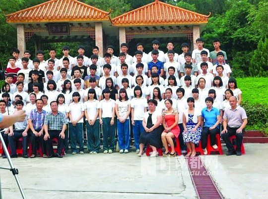 畢業(yè)照中間留出四個(gè)空位。