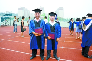 劉鵬林（左）在畢業(yè)典禮上與同學合影