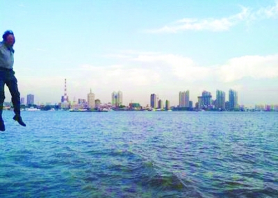 前晚，一名男子從輪渡上縱身墜入江中。@風箏鍋發(fā)布