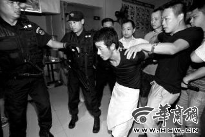 犯罪嫌疑人韓牙某圍著圍裙在廚房?jī)?nèi)拉面，被民警抓獲 本報(bào)記者 鄧小衛(wèi) 攝