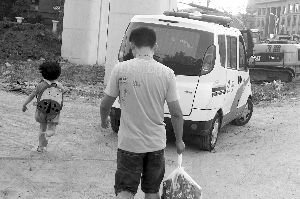 昨天，小豆被民警帶走，轉(zhuǎn)移到別處居住現(xiàn)代快報(bào)記者辛一攝