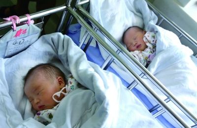 同一天出生的兩個(gè)寶寶，長的也很像。（左為男弟弟，右為女姐姐）