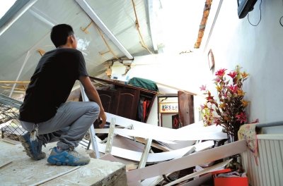 家中成為一片廢墟。記者 趙思衡/攝