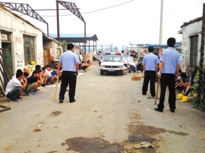 民警繳獲木棍。 讀者供圖