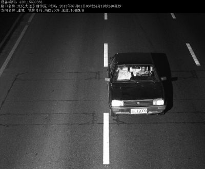 警方就是通過(guò)這張清晰的視頻圖片找到嫌犯。