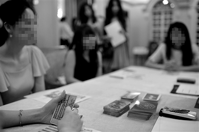 6月30日，中國(guó)企業(yè)家單身俱樂部在北京舉行富豪相親海選活動(dòng)，“考官”通過玩塔羅牌考察面試者的心理狀態(tài)。新京報(bào)記者 吳江 攝