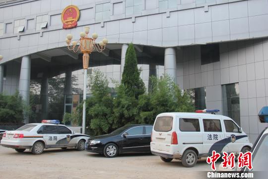 泊頭市人民法院院內(nèi)仍停有無牌制式警車，涉事人員與記者沖突地點(diǎn)僅距法院不足50米。穆玉良 攝