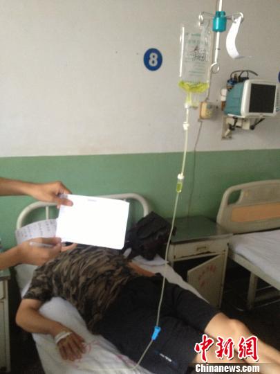 　被毆打記者正在當(dāng)?shù)蒯t(yī)院接受治療，診斷顯示為腹股溝軟組織挫傷。穆玉良 攝