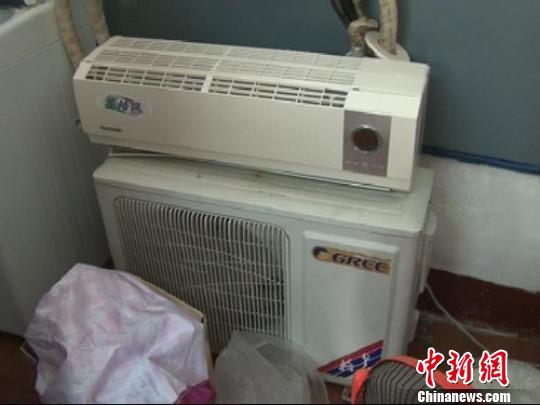 民警從嫌疑人家中搜到空調等生活用品。 拾冠之 攝