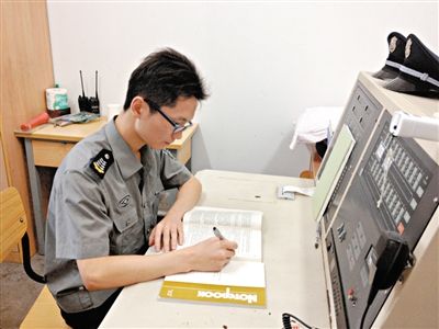 張團(tuán)政在工作間隙復(fù)習(xí)準(zhǔn)備司考。新京報(bào)記者 李雪瑩 攝