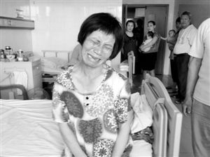 周小姐的母親哭訴：“女兒這一輩子全毀了。”