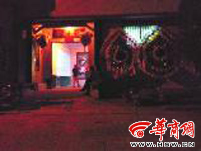 昨晚8時(shí)許，老人的大兒子的家正在辦喪事，屋外擺放著花圈 本報(bào)記者張超攝