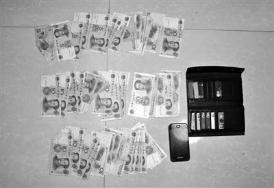 警方從搶劫嫌疑人處起獲的贓款和發(fā)令槍、子彈。警方供圖